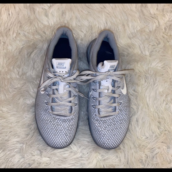 Woman’s Nike Metcon Gym Shoes - Picture 2 of 3